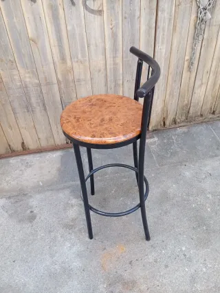 Taburete alto con respaldo y asiento madera