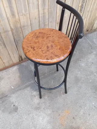 Taburete alto con respaldo y asiento madera