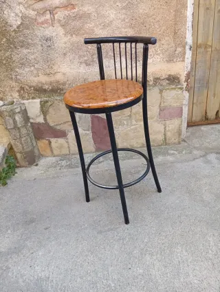 Taburete alto con respaldo y asiento madera