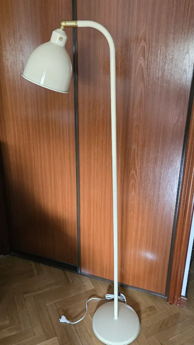 Lámpara de pie RÖDFLIK Ikea beige y dorado