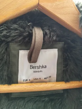 Abrigo Bershka verde militar talla S