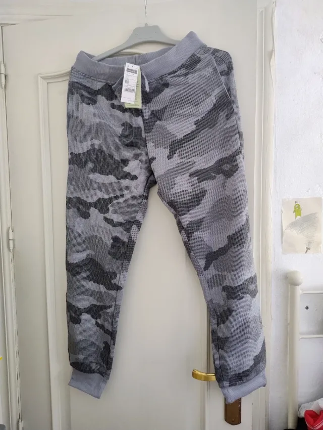Pantalón Benetton camuflaje gris 168cm, 13/14 años