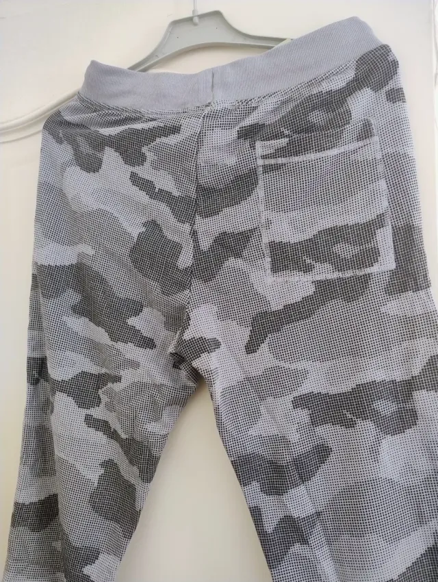 Pantalón Benetton camuflaje gris 168cm, 13/14 años