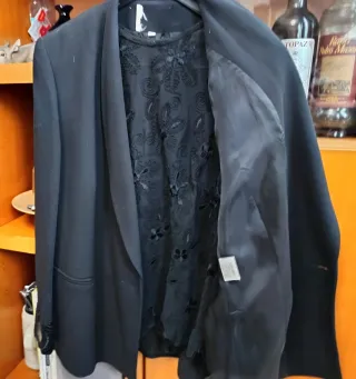 Americana y blusa de vestir negra