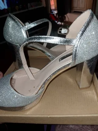 Tacones plateados de fiesta