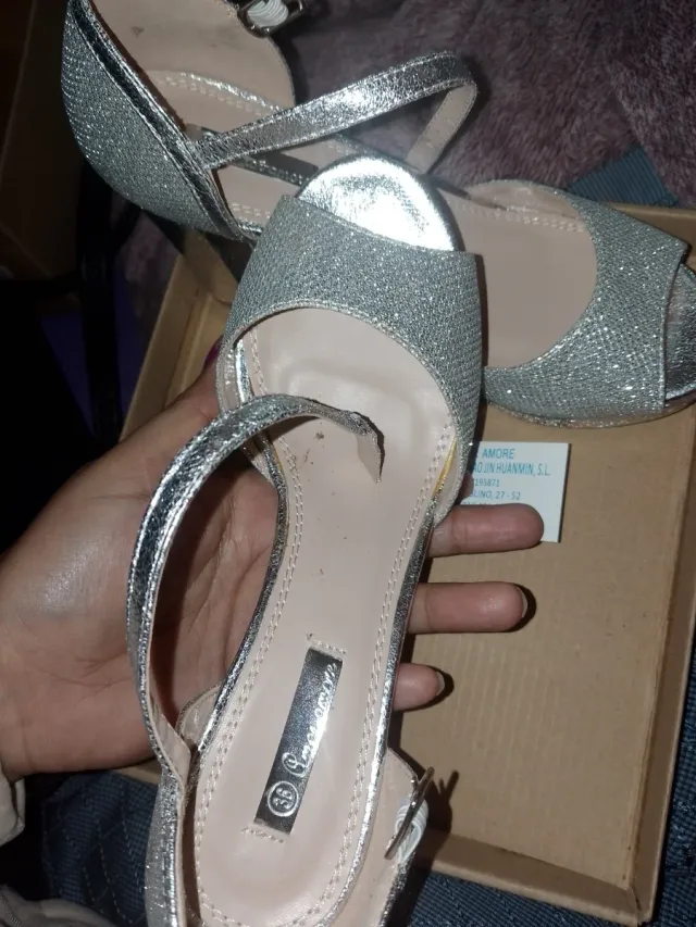 Tacones plateados de fiesta