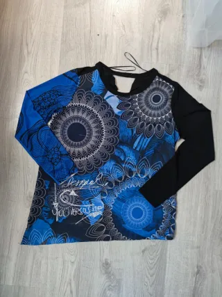 Camiseta Estampada Azul y Negra