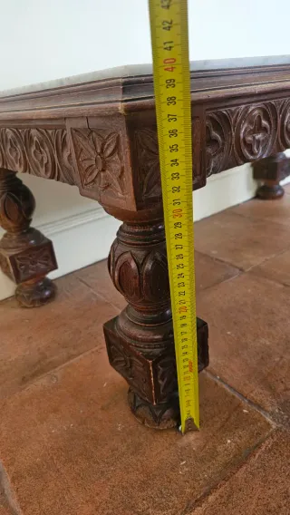 Mesa antigua de mármol y madera.