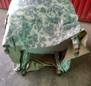 Sillón de salón tapizado floral