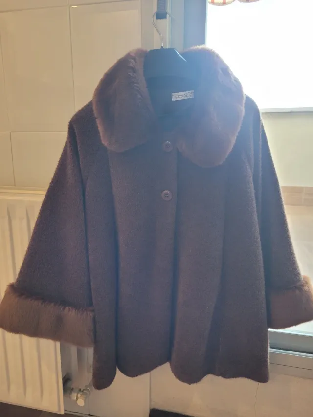 Abrigo capa marrón con cuello y puños de pelo