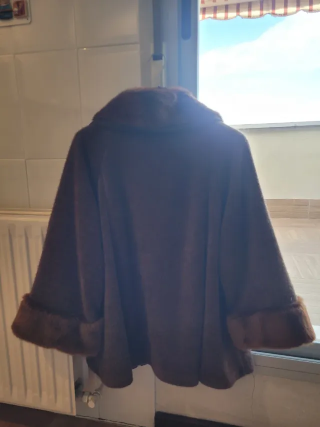 Abrigo capa marrón con cuello y puños de pelo