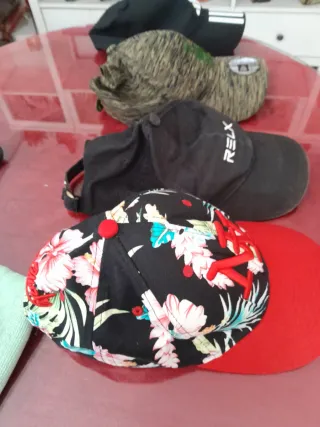 4 Gorras Estampadas y Lisas