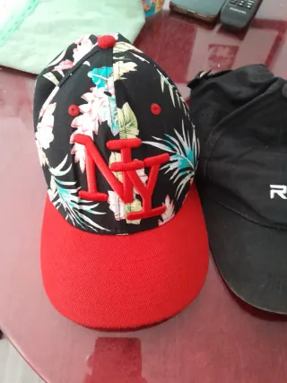 4 Gorras Estampadas y Lisas