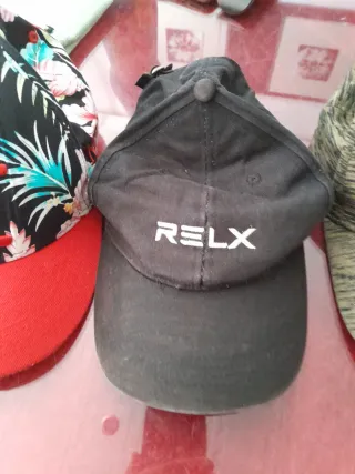 4 Gorras Estampadas y Lisas