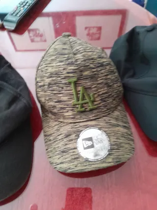 4 Gorras Estampadas y Lisas