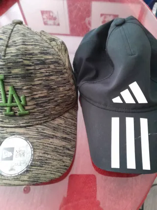 4 Gorras Estampadas y Lisas