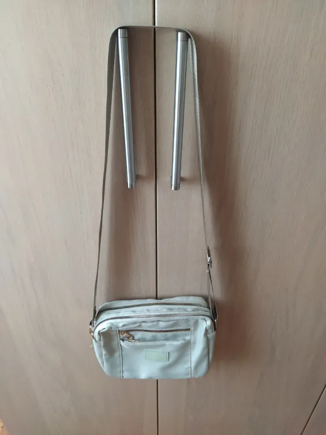 Bolso tela beige con varios departamentos