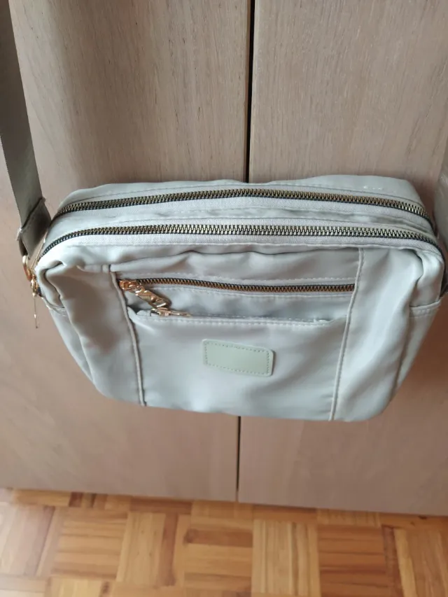 Bolso tela beige con varios departamentos