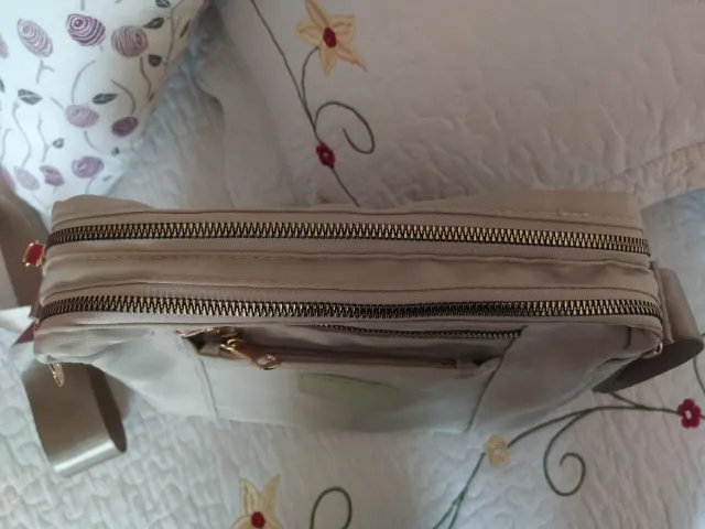 Bolso tela beige con varios departamentos