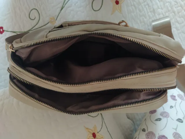 Bolso tela beige con varios departamentos
