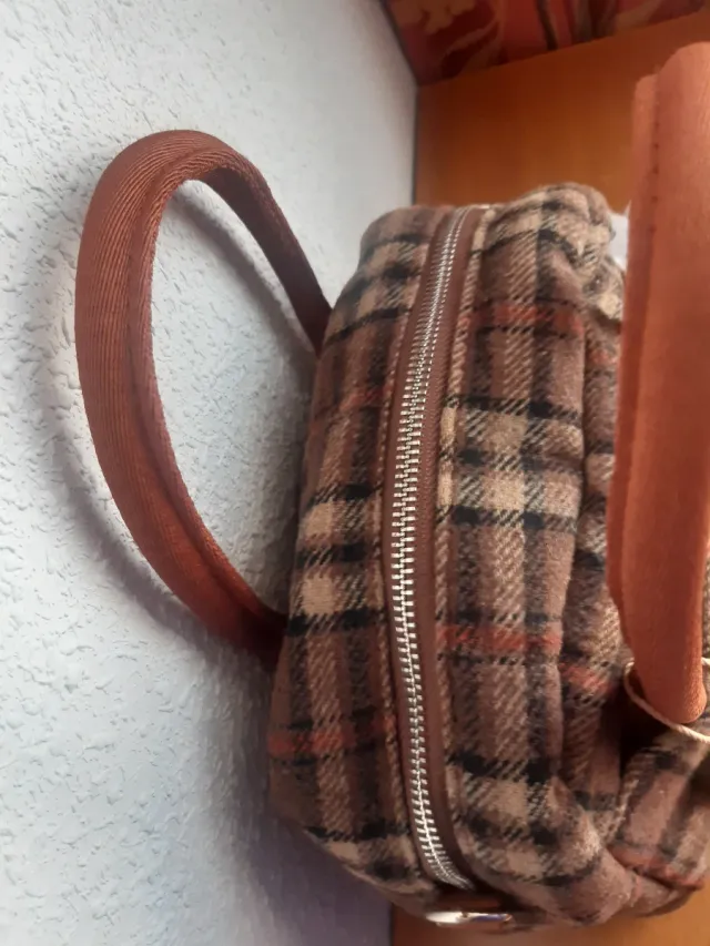 Bolso de cuadros marrón y tonos marrones.