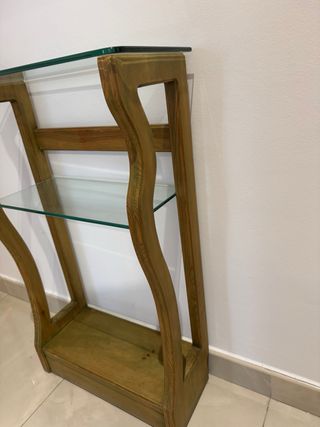 Aparador de madera y cristal