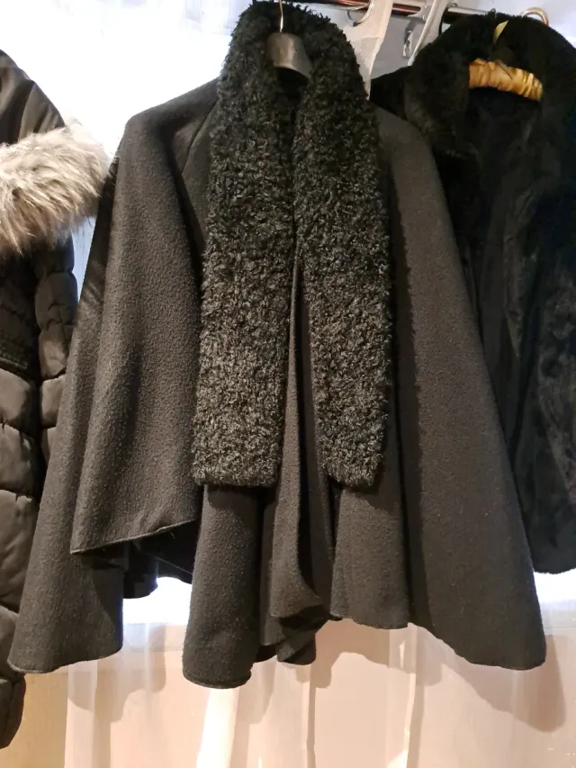 Capa de vestir negra