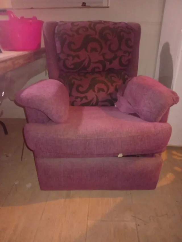 Sillón de tela morado con estampado