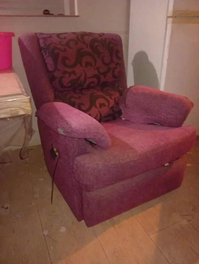 Sillón de tela morado con estampado