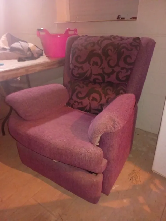 Sillón de tela morado con estampado