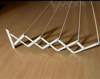 Tendedero plegable plateado y blanco