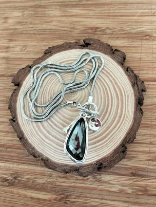 Collar plateado estilo Uno de 50.