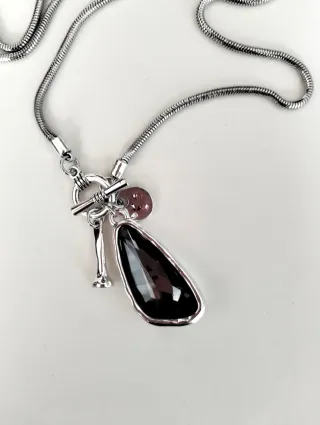 Collar plateado estilo Uno de 50.