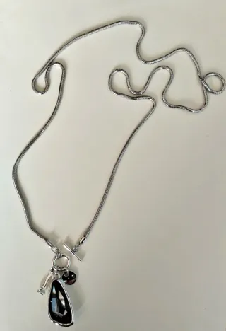 Collar plateado estilo Uno de 50.