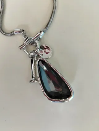 Collar plateado estilo Uno de 50.