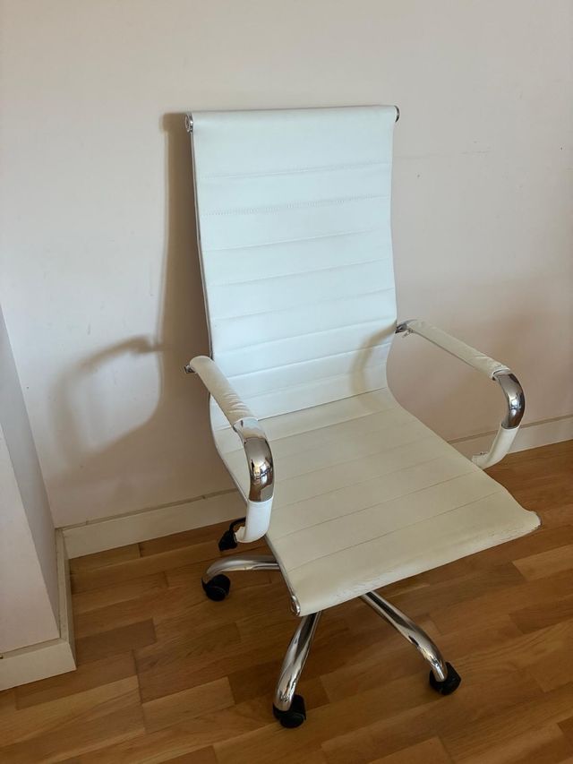 Silla de oficina ergonómica blanca