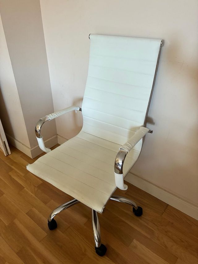 Silla de oficina ergonómica blanca