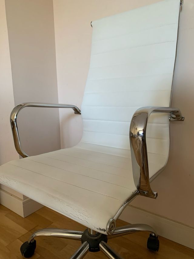 Silla de oficina ergonómica blanca
