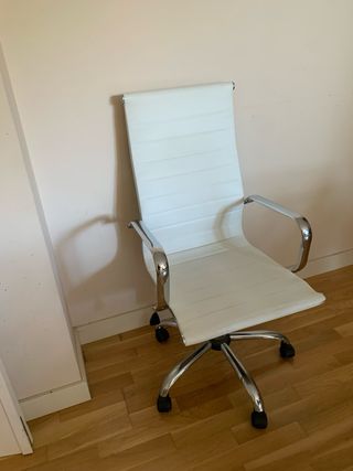 Silla de oficina ergonómica blanca