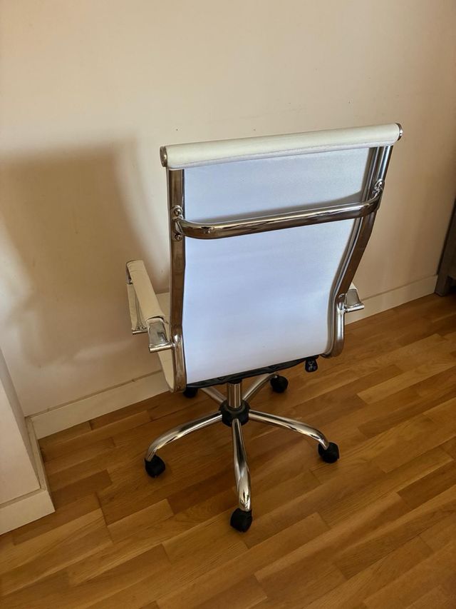Silla de oficina ergonómica blanca
