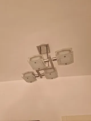 Mesa consola con espejo y figuras decorativas