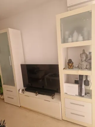 Mesa consola con espejo y figuras decorativas