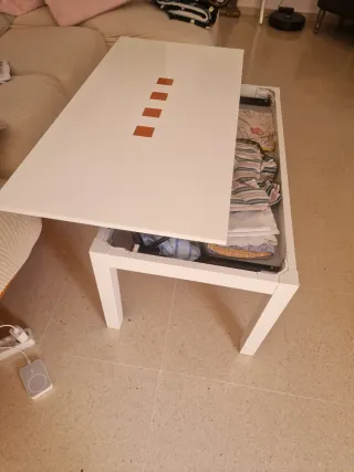 Mesa consola con espejo y figuras decorativas