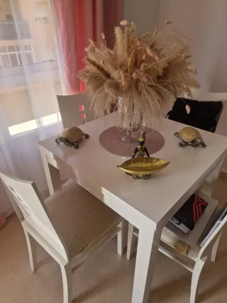 Mesa consola con espejo y figuras decorativas