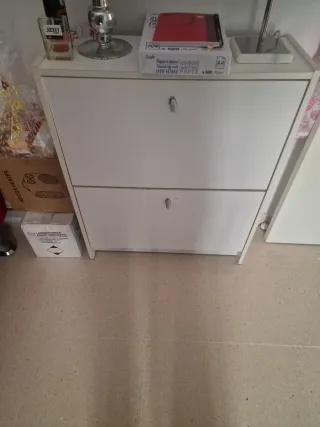 Mesa consola con espejo y figuras decorativas