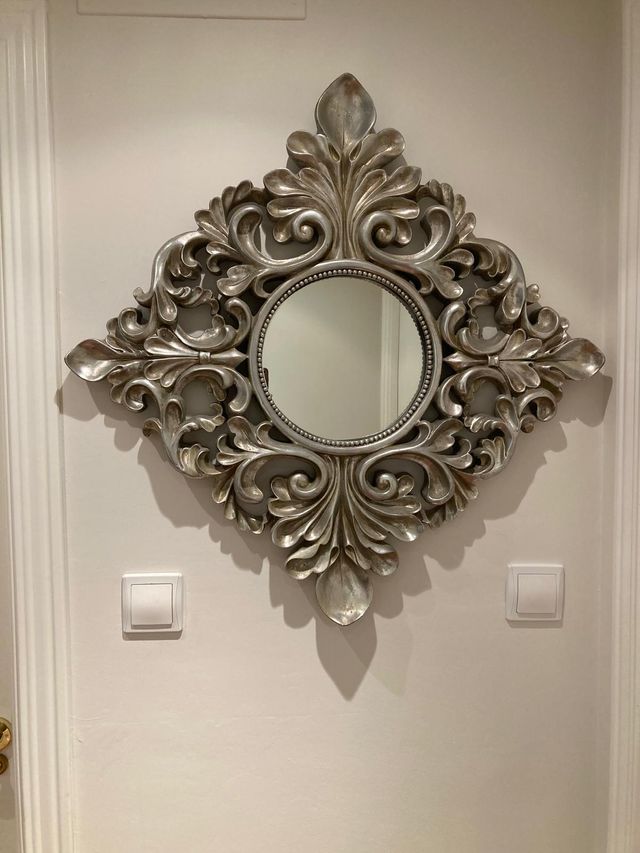 Espejo decorativo plata metal y madera.