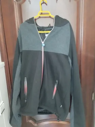 Chaqueta deportiva hombre gris y negra