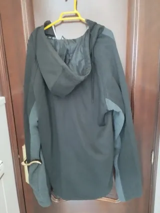 Chaqueta deportiva hombre gris y negra