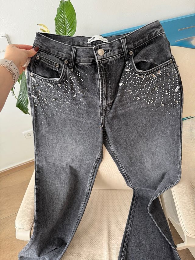 Vaqueros Zara grises con pedrería
