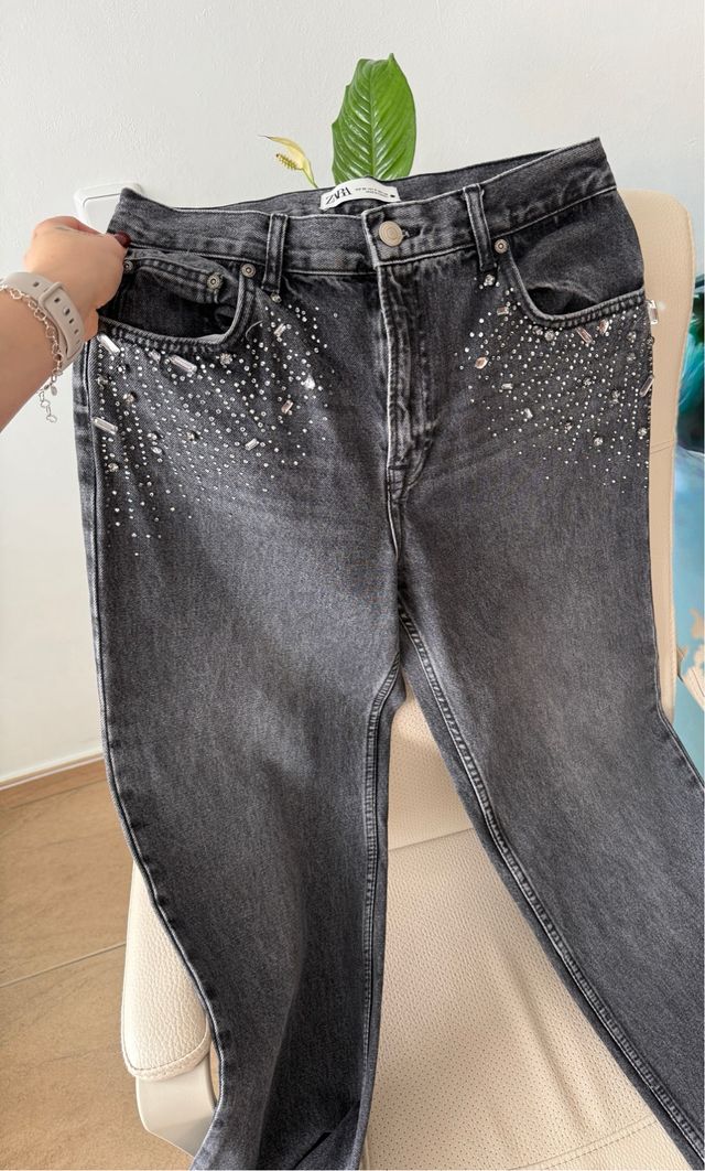 Vaqueros Zara grises con pedrería